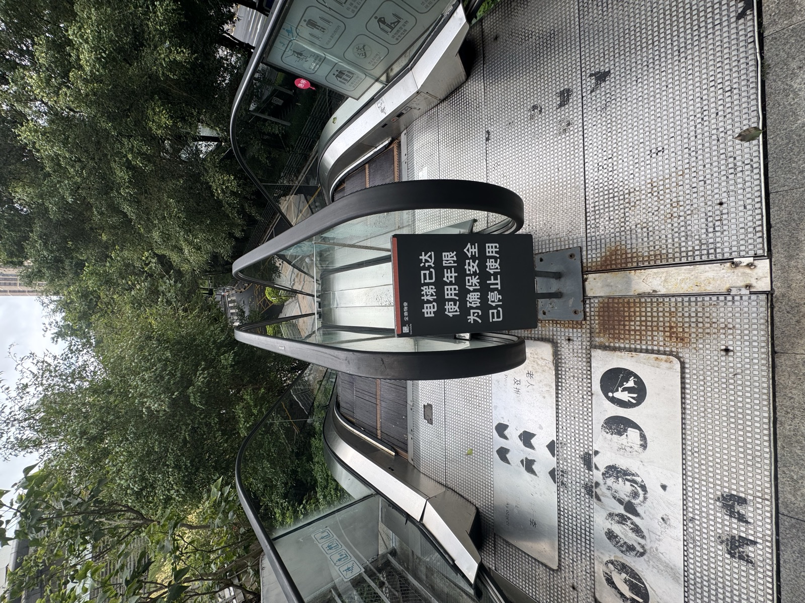 The escalator before repair